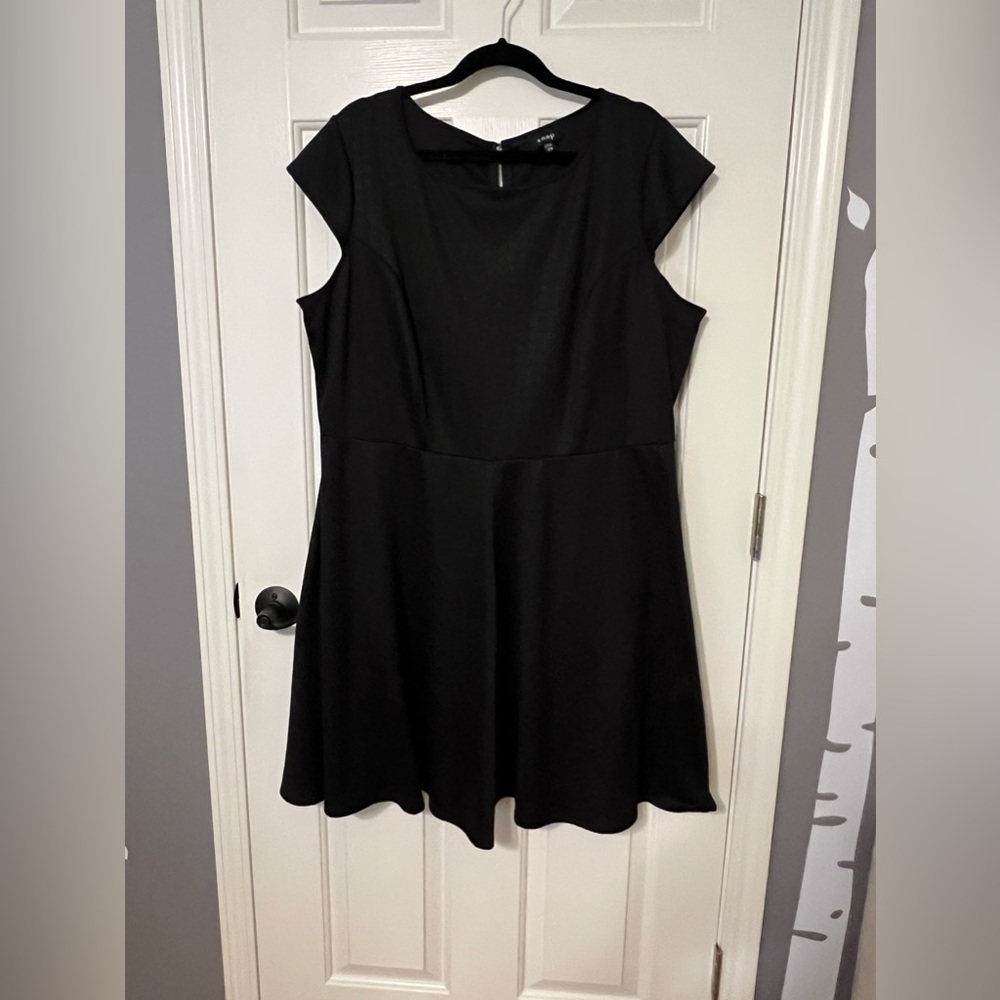 Snap size 2X black textured skater dress